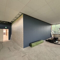 【同時進行！】内装クロス貼り＆看板取り付け！スクールが劇的進化中！